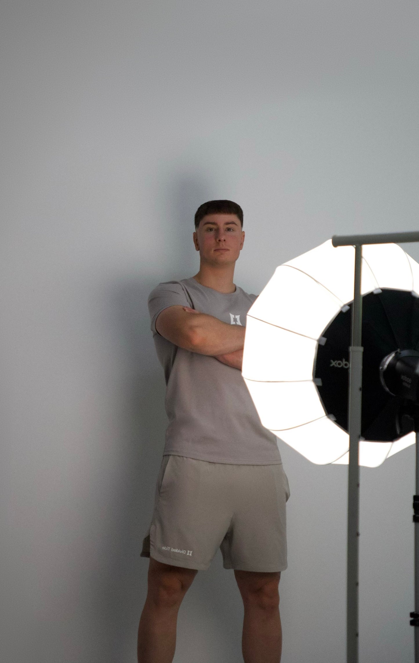 PANTALÓN CORTO DE ENTRENAMIENTO GRIS - ESSENTIALS