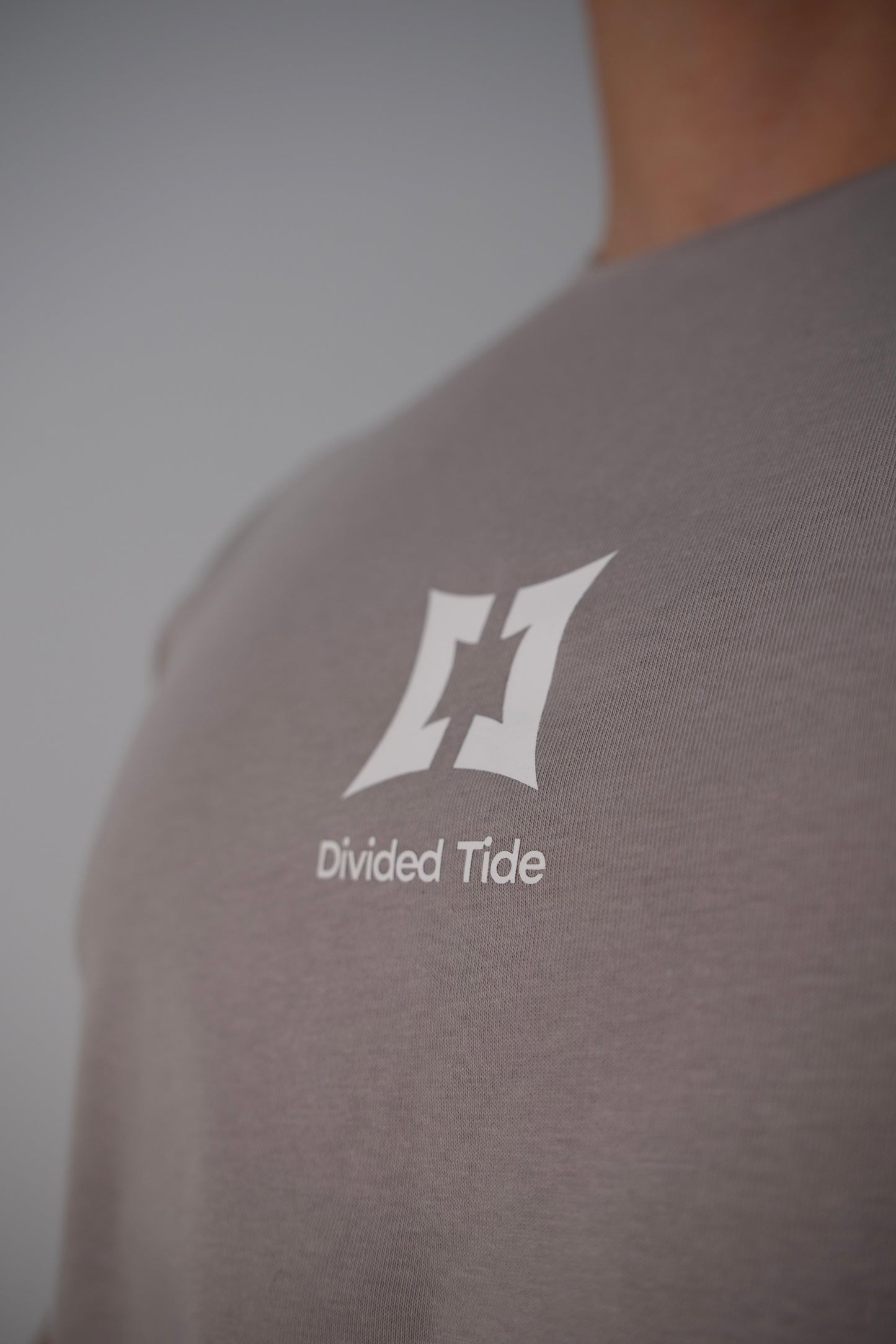 CAMISETA GRIS - ESSENTIALS