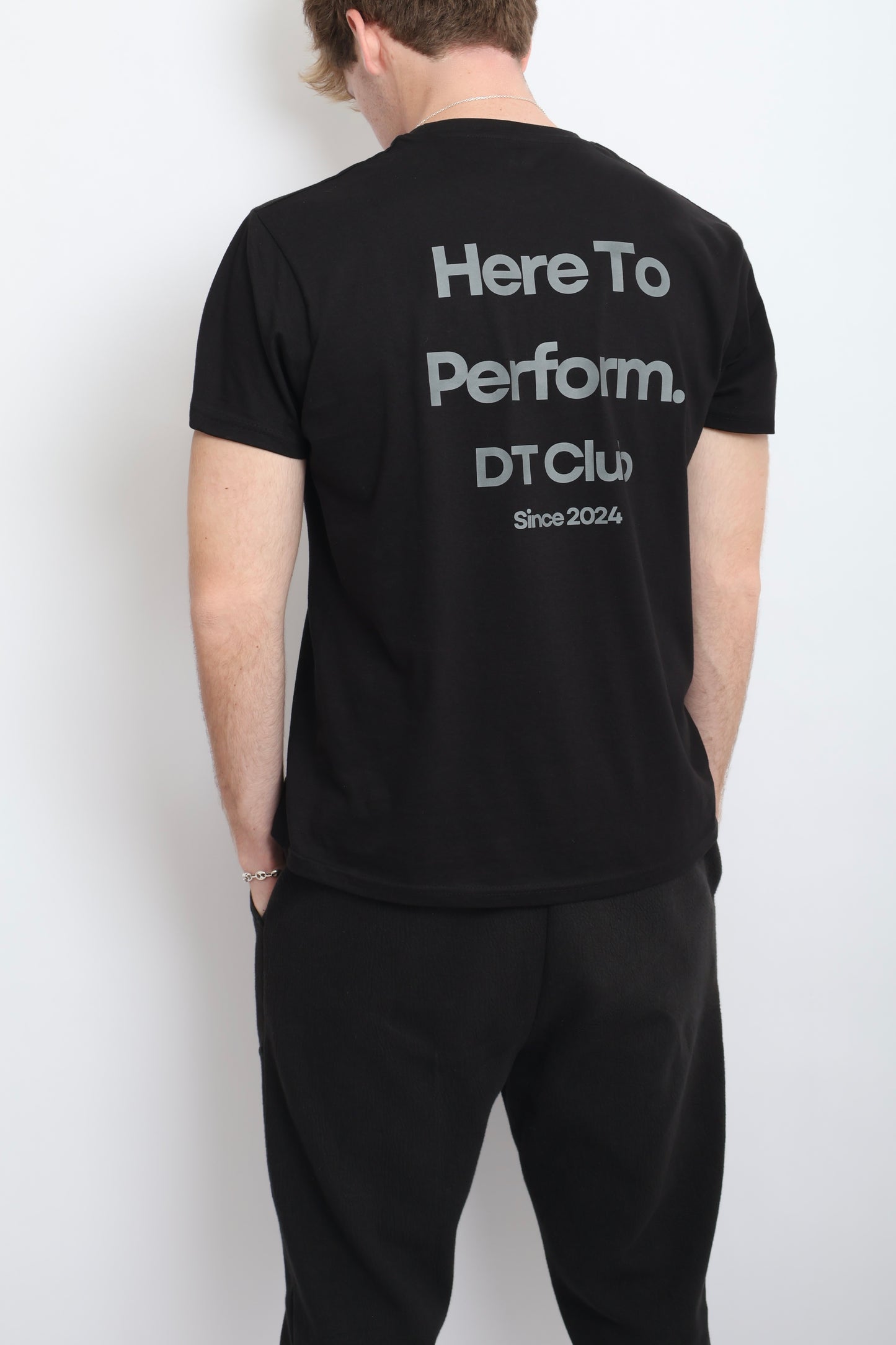 CAMISETA "HERE TO PERFORM." NEGRA