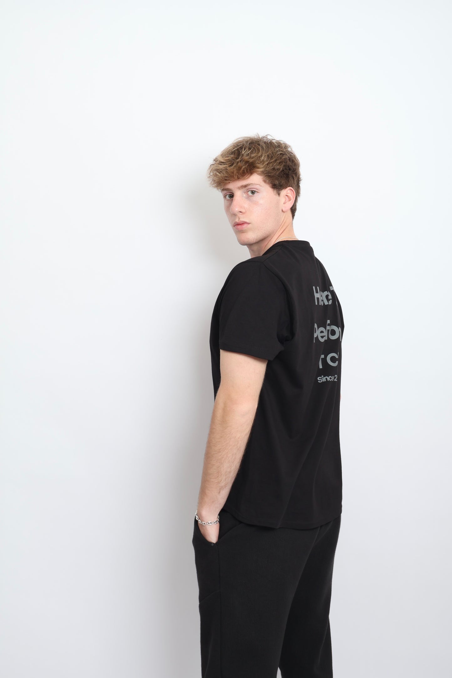 Camiseta Here To Perform BLACK Regular Fit
