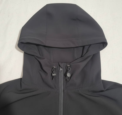 CHAQUETA TÉCNICA LIGERA NEGRA